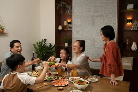 Family Dining Together, Family Dinner Photo, Asian Family Dinner, Chinese Family Dinner, Time With Family, Chinese Family, Cooking Lifestyle, Eating Together, Family At Restaurant