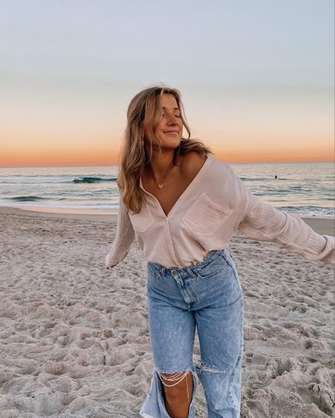 Beach Clothes Photoshoot, Beach Casual Photoshoot, Beach Outfits Women Photoshoot, White Beach Photoshoot, Jeans On Beach, Beach Outfit Photoshoot, Beach Insta Pic Ideas, Jeans And White Shirt Beach Photoshoot, Casual Beach Photoshoot