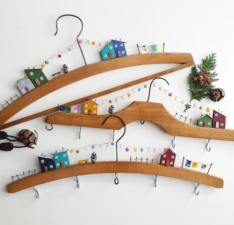 Hanger Crafts, Diy Patio Furniture Cheap, Deco Originale, Clay Crafts Air Dry, Driftwood Crafts, Clothes Hangers, Driftwood Art, Wooden Art, Diy Patio Furniture