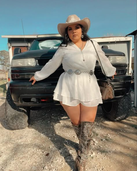 Tejana Outfits Plus Size, Jean Romper Outfit Western, Stagecoach Outfit Plus Size, Summer Cowgirl Outfits Plus Size, Women Western Outfits Plus Size, Rodeo Outfit Ideas Plus Size, Rebelde Outfits Ideas Concert Plus Size, Plus Rodeo Outfit, Rodeo Plus Size Outfit Western Wear