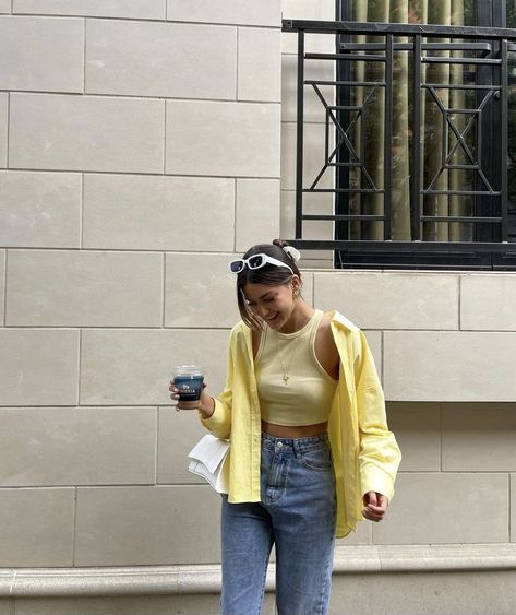 Looks para ir al brunch con tus amigas | Es la Moda Yellow Shirt, Brunch Outfit, Colourful Outfits, Casual Style Outfits, Aesthetic Outfits, Outfits Casuales, Cute Casual Outfits, Look Fashion, Everyday Outfits