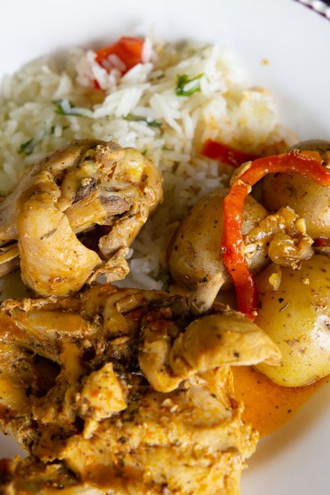 Costa Rican Chicken, Costa Rican Food, South American Recipes, Braised Chicken, Cuban Recipes, Costa Rican, African Food, White Rice, International Recipes