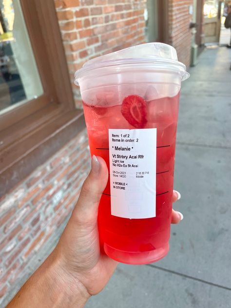 Starbucks Drink Strawberry, Acai Refresher Starbucks, Starbucks Strawberry Refresher, Strawberry Starbucks Drink, Custom Starbucks Drinks, Strawberry Açaí Refresher, Starbucks Specialty Drinks, Acai Drink, Refresher Starbucks