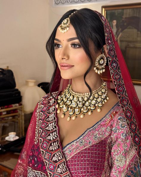 Ridhi Verma | Makeup & Hair (@makeoversbyridhiverma) • Instagram photos and videos Wedding Bridal Look Indian, Punjabi Wedding Hairstyles Updo, Bridal Hair Do Indian, Brides With Gold Jewellery, Bridal Wedding Looks Indian, Indian Wedding Bride Makeup, Bridal Hair Design, Sabyasachi Bride Makeup, Indian Bride Jewelry Bridal Looks