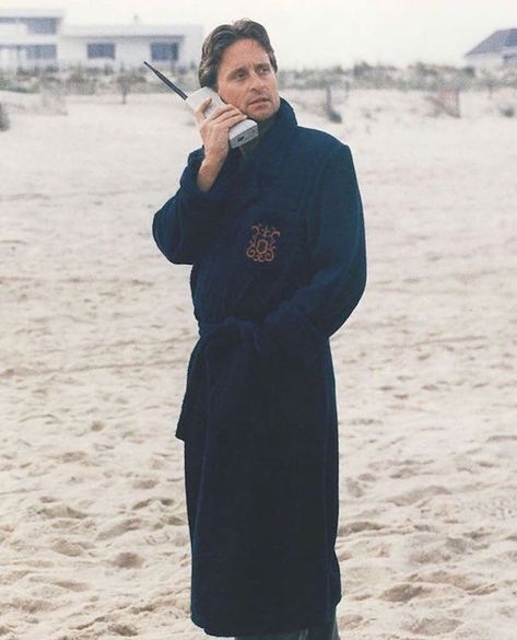 Michael Douglas in bathrobe talking in a brick phone. 1987 Contrast Collar Shirt, Hans Landa, Piper Laurie, Style Girlfriend, Norman Bates, Michael Douglas, Christoph Waltz, Hollywood Costume, Date Outfit Summer