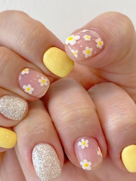 short yellow nails with glitter and flowers Yellow Nail Art, Hello Nails, Cute Simple Nails, Spring Nail Designs, Daisy Nails, Simple Gel Nails, Flower Nail Designs, Cute Gel Nails, Flower Nail