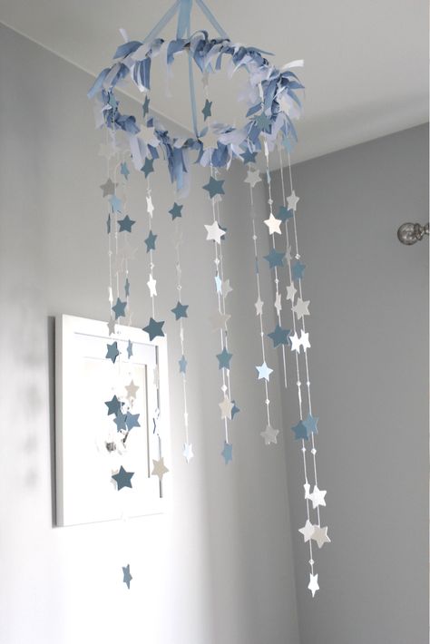 DIY Nursery Star Mobile  - In The Playroom Mobile Art Projects, Ceiling Lights Diy, Diy Playroom, Baby Nursery Diy, Diy Nursery Decor, Paper Mobile, Star Mobile, Diy Nursery, Diy Mobile