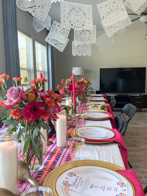 How to Host a chic mexican inspired bridal shower fiesta Themed Bridal Shower Ideas, Bridal Shower Fiesta, Fiesta Wedding Shower, Mexican Fiesta Bridal Shower, Mexican Bridal Showers, Fiesta Table, Mexican Baby Shower, Mexican Birthday Parties, Mexican Party Decorations