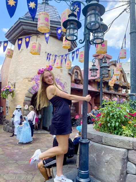 Magic Kingdom Disney World Photo Ideas, Photo Spots At Disney World, Magic Kingdom Poses, Disney Poses Ideas Magic Kingdom, Magic Kingdom Instagram Pictures, Disney Picture Poses, Disney Magic Kingdom Pictures, Magic Kingdom Photos, Disney Photo Ideas Magic Kingdom