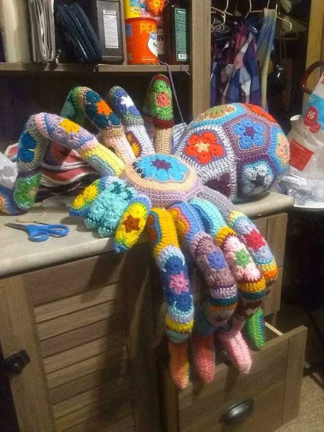 My Mom Doesn't Use Reddit So I Wanted To Post This Because She's An Amazing Woman With Amazing Talent Crochet Spider, Silly Hats, Crochet Octopus, Art Crochet, Crochet Sunflower, Amazing Woman, Fun Crochet Projects, Fun Crochet, Crochet Things