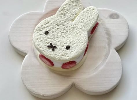 miffy strawberry cream sandwich aesthetic food tan white snack pretty Miffy Dessert, Miffy Cupcakes, Miffy Food, Miffy Cake, Miffy Aesthetic, Kawaii Cooking, Cute Snacks, Kawaii Food, A Bunny