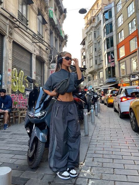 Rate This Cargo Pants Outfits From ⭐1~10. SAVE & FOLLOW i will update everyweek. Drippy Outfits Woman Summer, Parachute Pants Streetwear, Baggy Streetwear Aesthetic, Tracking Outfit Women, Baggy Fits Women, Baggy Pants Outfit Women, Baggy Track Pants Outfit, Outfit Ideas Streetwear Women, Track Pant Outfit