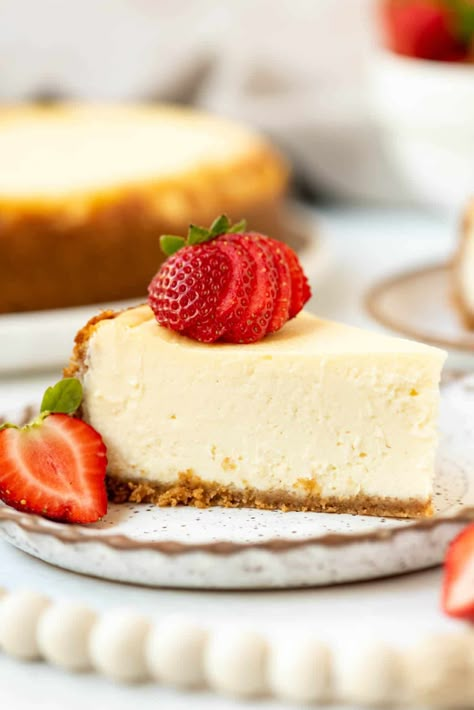 This really is the BEST Cheesecake recipe, we get a beautiful cheesecake every time! It's a straightforward fool-proof method, and there's no water bath required. With a buttery graham cracker crust, and a rich and creamy vanilla filling, I have no doubt this will become one of your favorite desserts! #cheesecake #classiccheesecake #bestcheesecake #bestcheesecakerecipe Cheesecake Recipe No Water Bath, Cheesecake Board, Key Lime Pie Cheesecake, Best Cheesecake Recipes, Strawberry Cheesecake Recipe, Frozen Cheesecake, Cheesecake Recipes Classic, Classic Cheesecake, Best Cheesecake