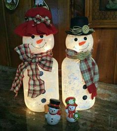 Pickle jar snowman                                                                                                                                                                                 More Snowman Crafts Diy, Snowman Christmas Decorations, Diy Snowman, Pickle Jars, Snowman Crafts, Grocery Stores, Light Cover, Mason Jar Crafts, Noel Christmas