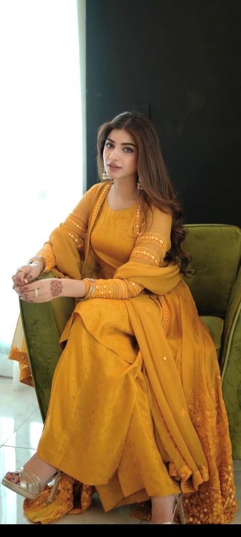 Rashi Singh, Bride Fashion Photography, Kinza Hashmi, Bollywood Hairstyles, Pakistani Fashion Casual, Stylish Short Dresses, Desi Fashion Casual, Pakistani Fancy Dresses, Beautiful Pakistani Dresses