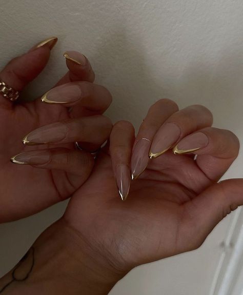 Almond Nails Clean Girl, Beige Acrylic Nails Design, Stiletto Vs Almond Nails, Nails Acrylic Pointed, Simple Almond Nails Designs Neutral, Minimal Gold Nails, Elegant Almond Nails Classy 2024, Clean Girl Almond Nails, Slim Almond Nails