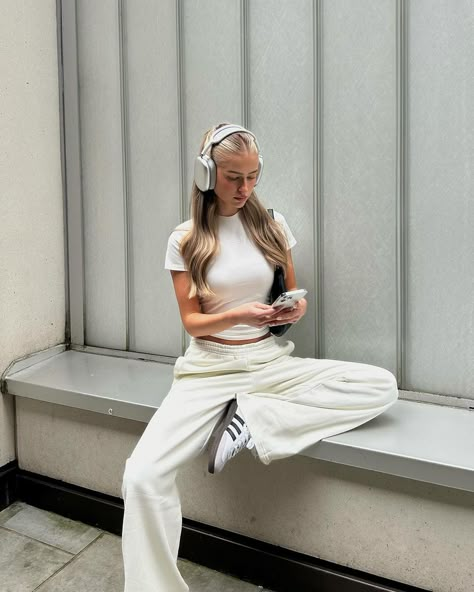 Hol ♡ | Dreaming of this outfit☁️ ad wearing the DAILYSZN Evry t-shirt & wide leg joggers🫶🏻 | Instagram Adidas Joggers Outfit, Adidas Samba Aesthetic, White Joggers Outfit, Sambas Fit, Samba Aesthetic, Uni Outfit Ideas, Canada Outfits, Joggers Outfit Women, Adidas Samba Outfits