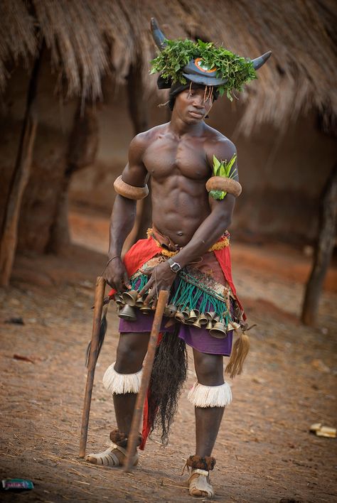 Warrior Dress, Traditional Dance, African People, African Countries, African Men, Africa Travel, African Fabric, West Africa, Papua New Guinea