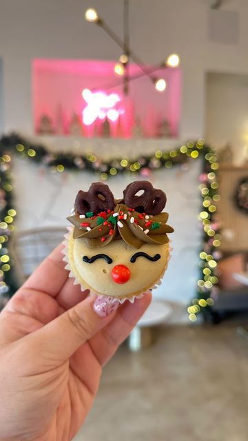 Winter Cupcake Ideas, Christmas Cupcake Flavors, Hot Cocoa Cupcakes, Winter Cupcakes, Reindeer Cupcakes, Christmas Treats Boxes, Decorator Frosting, Cupcake Flavors, Christmas Treat