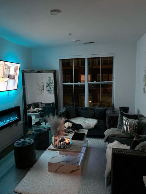 Living Room Designs First Apartment, Aesthetic Living Room Ideas Small Spaces, Apartment For Couples Living Together, New York Living Room Aesthetic, Darker Living Room Ideas, First Apartment Black Woman, Small Living Room Ideas Black, Apartment Kitchen Living Room Combo, 1 Bedroom Apartment Decor Living Room