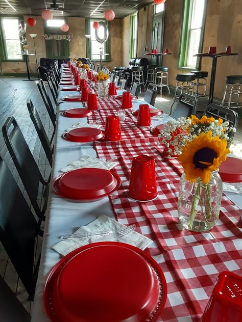 Grilling Decorations Ideas, Picnic Themed Decorations, Bbq Table Set Up, Bbq Theme Party Food, Cookout Table Setup, Picnic Theme Party Decorations, Red Gingham Table Setting, Grill And Chill Party Decor, Party Bbq Food Ideas