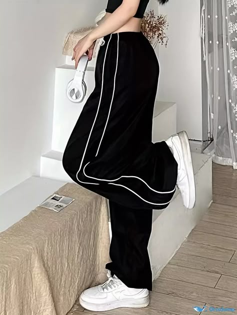 Wide Leg Womens Pants, Cool Baggy Pants, How To Style Pants, My Dream Clothes, Pants Styles For Women, Cool Pants Women, Baddie Pants, Big Pants Small Shirt, Baggy Pants For Women