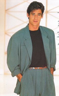 Men's casual wear -loose baggy blazer without a tie. Loose fit pants, 'Miami Vice' influence-Sech Gire Mens Fashion 1980s, 80s Mens Fashion, 80s Fashion Men, Look 80s, Fashion Guys, Mens 80s, Mens Fashion Dressy, Mens Fashion Work, Mens Fashion Sweaters