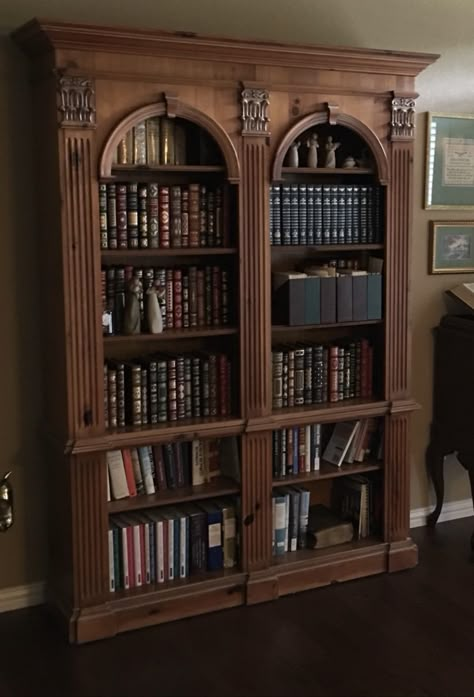 Mansion Bookshelves, Antique Book Shelf Ideas, Victorian Style Bookshelf, 1930s Bookshelf, Old Fashioned Bookshelves, Vintage Bookcase Aesthetic, Bookcase Aesthetic Bedroom, Old World Library Room, Library Room Ideas Vintage