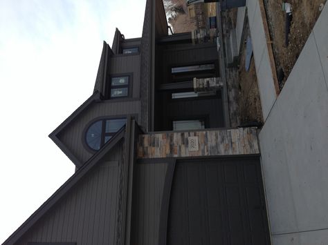 Modern house exterior Sherwin Williams Gauntlet Gray and Sherwin Williams Urbane Bronze trim. Prestige Drystack stone Multi Colored Garage Doors, Brown House Exterior, Dark Grey Houses, Gauntlet Gray, Gray House Exterior, House Trim, Exterior House Color, Brown House, Grey Houses