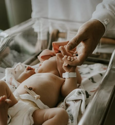 Newborn Delivery Room Pictures, Newborn Sibling Hospital Pictures, Labor And Delivery Photoshoot, Hospital Pics With Newborn, Hospital Postpartum Pictures, Newborn Swaddle Pictures Hospital, 48 Hour Hospital Session, Hospital Family Photos Newborn Pics, Photos To Take In Hospital With Newborn