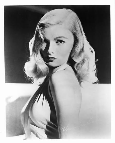 Veronica Lake Hair, The Veronicas, Classic Hollywood Glamour, Veronica Lake, Old Hollywood Actresses, Roll Hairstyle, Hollywood Icons, Actrices Hollywood, Soft Classic