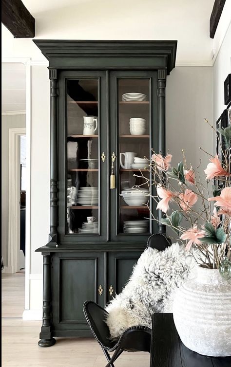 Vintage Curio Cabinet Makeover, Kitchen Hutch Ideas, Curio Cabinet Makeover, Black Hutch, English Cottage Interiors, Antique China Cabinets, Painted China Cabinets, Bungalow Renovation, Dining Room Hutch