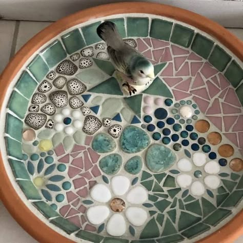 Diy Mosaic Projects, Mosaic Bird Bath, Mosaic Birdbath, Mosaic Garden Art, Mosaic Birds, Mosaic Art Projects, Mosaic Tile Art, Glass Mosaic Art, Fence Art