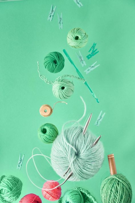 Tejer Aesthetic, Crochet Stitches Cheat Sheet, Knitting Wallpaper, Yarn Photography, Yarn Pictures, Knit Aesthetic, Yarn Aesthetic, Crochet Wallpaper, Yarn Images