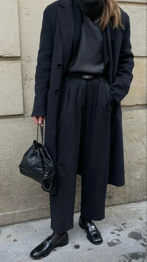 Perfect black coat for fall 2023 #blackcoat #fallcoat #coatforfall #falloutfitideas #falloutfits2023 #falloutfit #coatsforwomen #coats #blackcoat Outfit Minimalista, Grandpa Fashion, Trouser Outfit, Chic Winter Outfits, Monochrome Outfit, Winter Trends, Fashion People, 가을 패션, Winter Looks