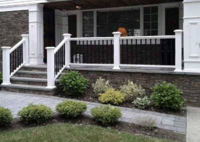 Front Porch Banister Ideas, Outdoor Step Railing Ideas, Front Porch Railing Ideas Modern, Front Porch Banisters And Railings, Modern Farmhouse Porch Railing, Small Front Porch Railing Ideas, White Porch Railing, Front Step Railing Ideas, Front Porch Rails