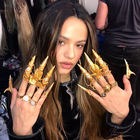 Long Fingernails, Golden Nails, Gold Nail Art, Celebrity Nails, Red Acrylic Nails, Grunge Nails, Latest Nail Art, Art Trends, Cool Nail Art