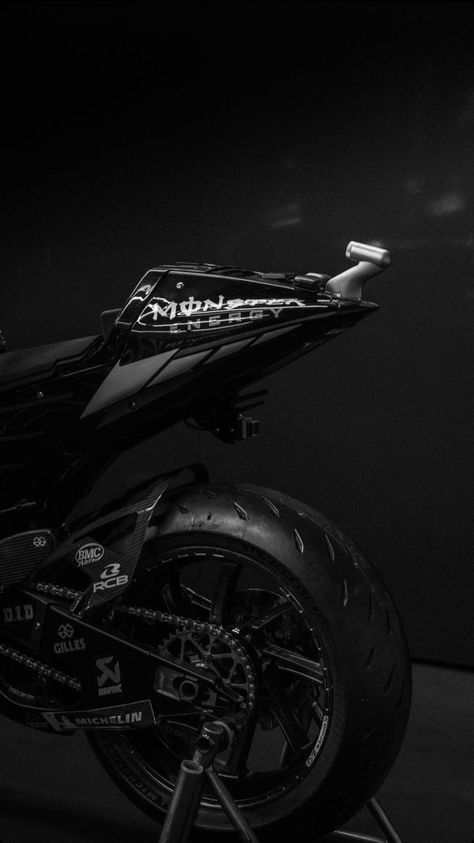 Moto Yamaha R1, Bmw Iphone Wallpaper, Sport Bike Rider, Motor Balap, Moto Wallpapers, Biker Photography, Image Moto, Biker Photoshoot, Bike Aesthetic