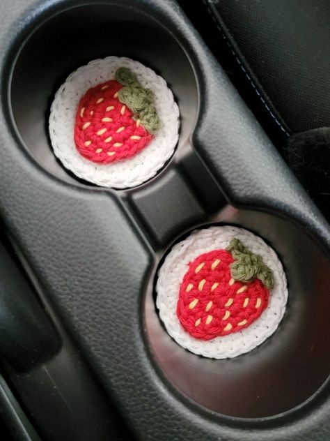 Free Crochet Pattern: Strawberry Car Coasters - Sarah Faith Crafts - Free Knitting and Crochet Patterns Car Crochet, Crochet Cup Coaster, Faith Crafts, Coaster Patterns, Crochet Car, Girly Car, Car Things, Easy Crochet Projects, Crochet Daisy