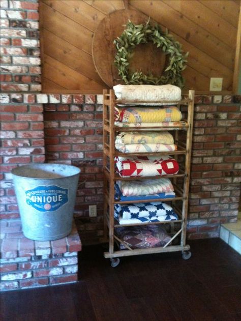 25 Clever but Practical Blanket Storage Ideas You'll Love - Life on Kaydeross Creek Quilt Stands Wooden, Quilt Display Ideas, Blanket Storage Ideas, Display Quilts, Quilt Racks, Quilt Hanging, Wooden Shoe Rack, Quilt Ladder, Quilt Room