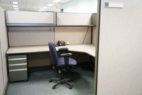 15 Tips for Upping Your Cubicle’s Feng Shui - Goldtouch Corner Cubicle Decor, Cubicle Privacy Ideas, Decorating Office Cubicle, Decorating Cubicle At Work, Cubicle Decor Office Work Spaces, Work Cubicle Decor Ideas, Cubicle Style, Office Cubicle Design, Modern Office Cubicle