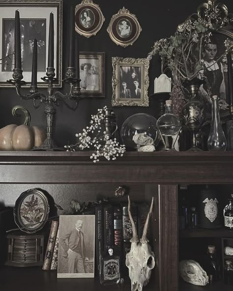 @sepvlchr | Decoração gótica vitoriana, Quarto gótico, Decoração gótica Dark Electric Home Decor, Southern Gothic House Decor, Dark Decor Aesthetic, Gothic Princess Aesthetic, Gothic House Aesthetic, Styl Goth, Goth Interior, Victorian Gothic Decor, Goth Houses