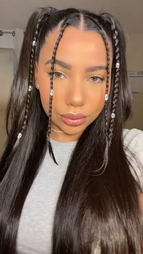 clxdiahernandez on Instagram: Such a cute summer hairstyle✨ #cutehairstyles #hairstyleideas #hairstyles #summerhair #longhair #braids Cochella Hair Hairstyles, Simple Concert Hairstyles, Festival Hairstyles Long, Hair Rings Hairstyles, Edc Hairstyles, Music Festival Hairstyles, Coachella Hairstyles, Easy Festival Hair, Edc Hair