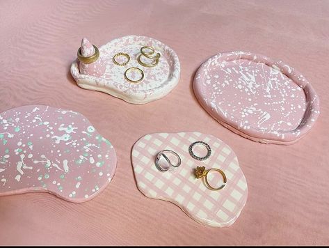 Clay Plates Aesthetic, Diy Resin Phone Case, Clay Moulding, Tanah Liat, Clay Diy Projects, Clay Crafts Air Dry, Polymer Crafts, Pottery Crafts, Ceramics Pottery Art