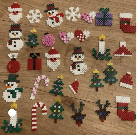 Small Christmas Perler Bead Patterns, Christmas Hamma Beads, Pyssla Christmas Ideas, Hama Bead Christmas Decorations, Pyssla Ideas Christmas, Perler Beads Ideas Christmas, Christmas Perler Bead Ideas, Perleplader Ideas Jul, Perleplader Ideas Cute