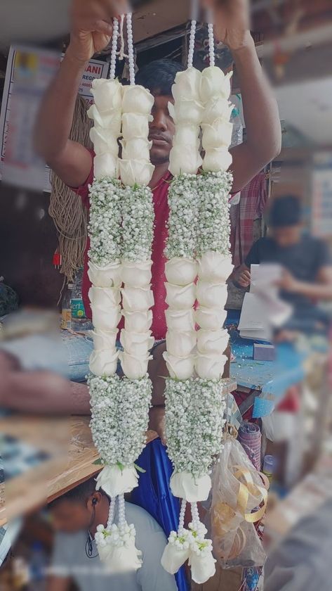 Varmala Designs For Engagement, Bride And Groom Garland Indian, Hindu Wedding Mala, Bridal Flower Garland, Types Of Varmala, Wedding Flower Haar Mala, Hindu Garlands Wedding, Garlands Engagement Indian Flower, Reception Garland For Lehenga