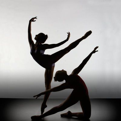 Beautiful Silhouette Dancers Dance Duet Poses, Dance Duet, Dancing Poses, Dance Picture Poses, Dance Photo Shoot, Dancer Photography, Dance Photography Poses, Ballet Poses, Ballet Photos