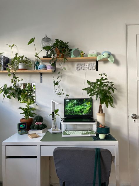 Aesthetic Student Desk Setup, Plant Computer Desk, Aesthetic Student Room Decor, Natural Desk Aesthetic, Green And Brown Desk Setup, Sage Green Gamer Room, Desk Setup With Plants, Matcha Desk Setup, Plant Desk Aesthetic