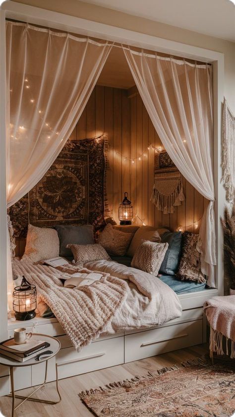 Boho Room With Day Bed, Boho Bed Nook, Bedroom Ideas For Small Rooms With Queen Size Bed, Cozy Bed With Curtains, Small Room Ideas With Big Bed, Corner Bed Ideas For Adults, Bedding Ideas For Couples, Corner Above Bed Decor, Corner Bed With Curtains