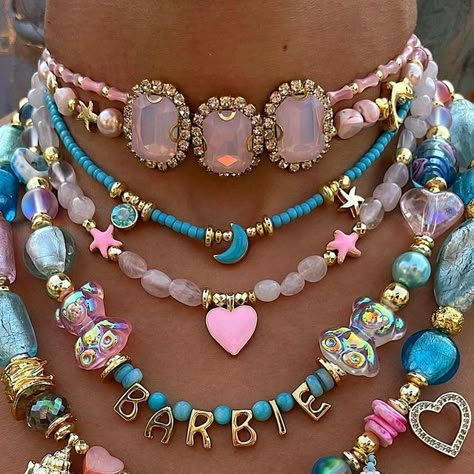 Barbiecore Jewelry, Turquoise And Pink, Barbie Core Jewelry, Beaded Things, Barbie Necklace Aesthetic, Barbie Beaded Necklace, Barbie Necklace Jewelry, Dope Jewelry Accessories, Barbie Accessories